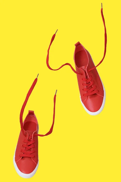 Rode Sneakers Vliegen Met Losse Vlechten Gele Isolaat — Stockfoto