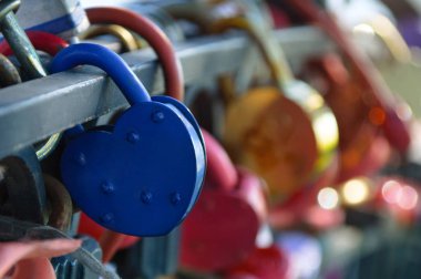 Mavi asma kilit. Yakın çekim. Arka plan bulanık.