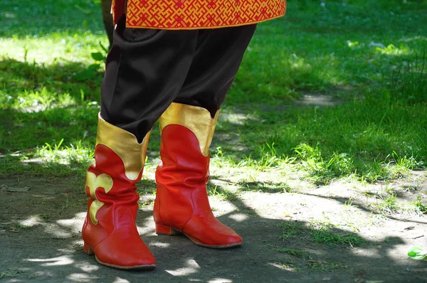 赤いブーツと国立ロシアのスーツの男の足 — ストック写真
