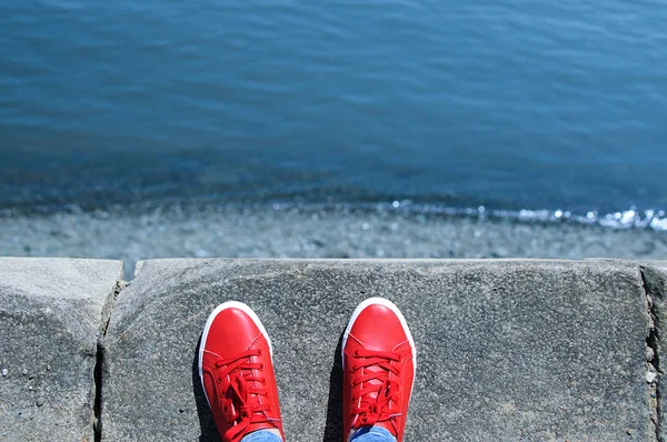 Ноги Червоних Кросівках Стоять Краю Вид Море — стокове фото