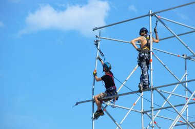  Novosibirsk 06-18-2018.Men işçiler bir metal yapı. Yüksek üzerinde.