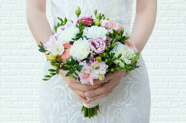 Noiva Está Segurando Buquê Flores Nas Mãos Close — Fotografia de Stock