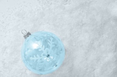 Noel dekorasyon cam top kar üzerinde. Yakın çekim.