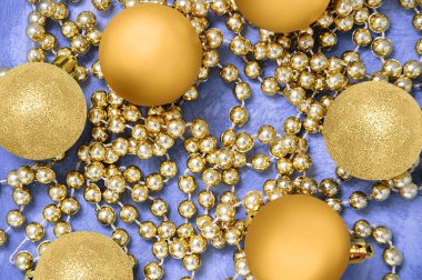 Noel altın toplar ve boncuk Noel ağacı için. Yakın çekim.