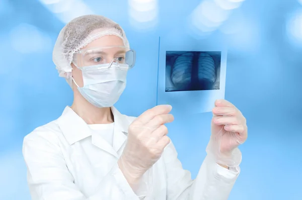 Doctora Ropa Médica Gafas Mantiene Una Imagen Una Radiografía —  Fotos de Stock