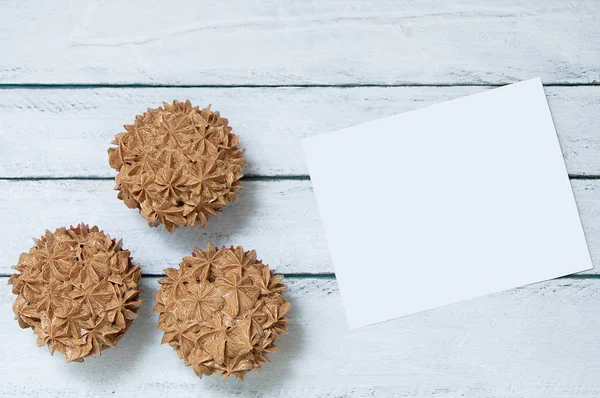 Tres Cupcakes Con Crema Chocolate Una Tarjeta Blanca Fondo Madera —  Fotos de Stock