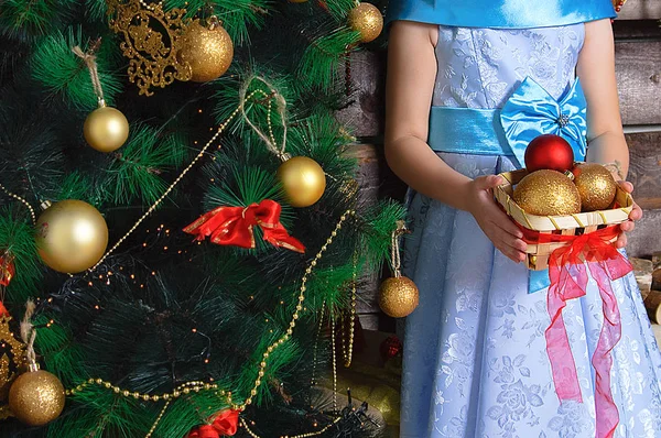 Menina Com Uma Cesta Decorações Natal Fica Perto Árvore Natal — Fotografia de Stock