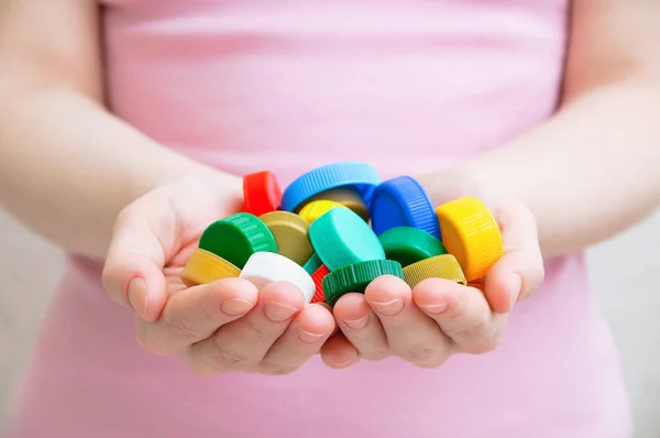 Kız bir plastik kap tutuyor. Yakın çekim.