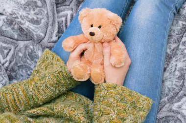 Kız bir oyuncak ayı tutuyor. Yukarıdan görüntülemek.