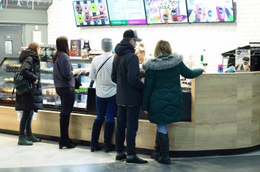 Novosibirsk 12-20-2018. Cafe Pastane lokanta penceresinde insanlara.