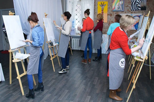 Novosibirsk 02-24-2018. Sanat Atölyesi. Tuval üzerine akrilik boya boyama içinde ana sınıfı.