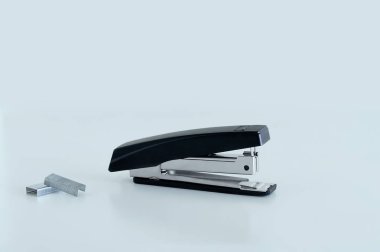 Siyah Kırtasiye Zımba ve metal diş telleri. Beyaz bir arka plan üzerinde.