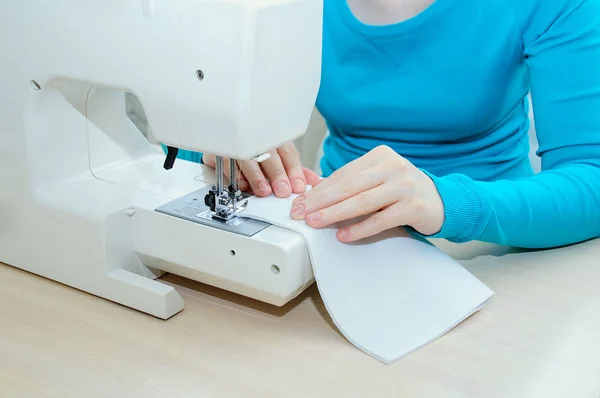 Kaukázusi Lány Sews Filc Terítővel Egy Varrógép Közeli Kép — Stock Fotó