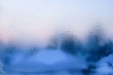 Buz, buz ve damla camına. Kış penceresi. Yakın çekim.