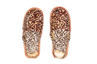 Yırtık terlik. Leopar baskı. Beyaz izole