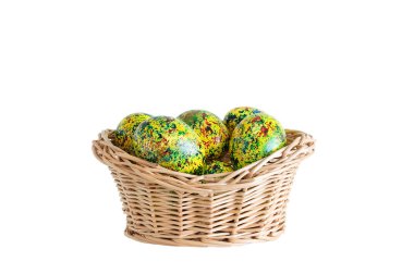 Sarı yumurta hasır sepetin içinde. Beyaz izole