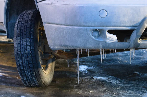 Eski kirli araba. Buz buz sarkıtları tampon üzerinde. Yakın çekim.