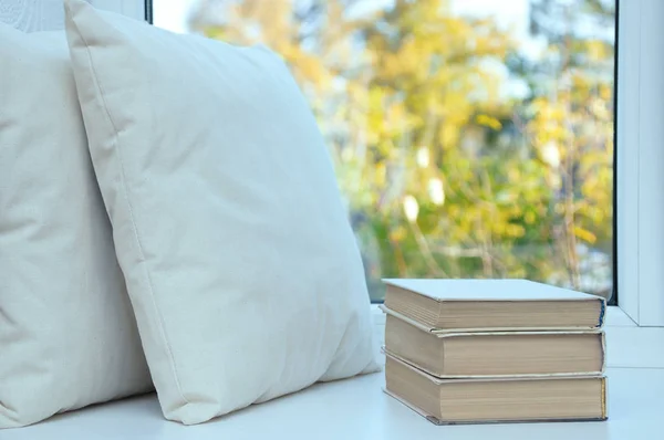 Καλοκαίρι Ένα Λευκό Μαξιλάρι Και Βιβλία Στέκονται Στο Περβάζι Δίπλα — Φωτογραφία Αρχείου