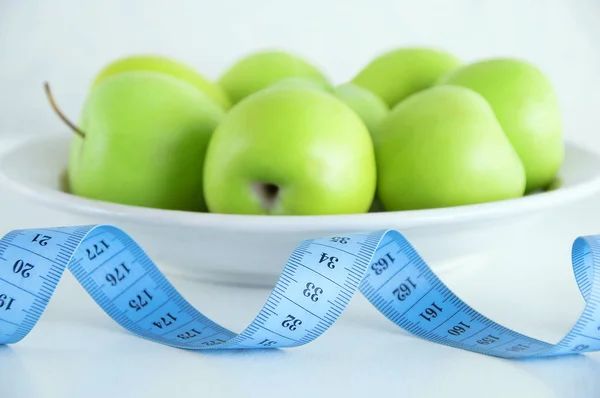Das Konzept Der Ernährung Grüne Äpfel Auf Weißem Hintergrund Und — Stockfoto