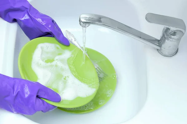 Housewife Wash Green Plates Running Water Hands Protective Rubber Gloves — Stock Photo, Image