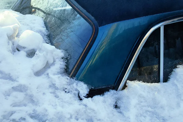 Coche Azul Oscuro Cubierto Nieve Derramó Bajo Nieve Invierno Exterior —  Fotos de Stock