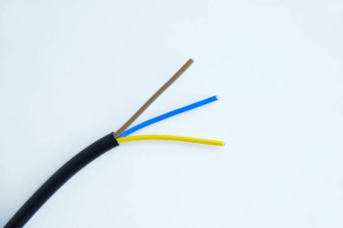 Kabloile siyah elektrik kablosukesin. Beyaz arka plan.