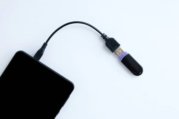 Передача Цифрових Даних Кабель Підключений Смартфона Usb Флеш Накопичувача Білий — стокове фото