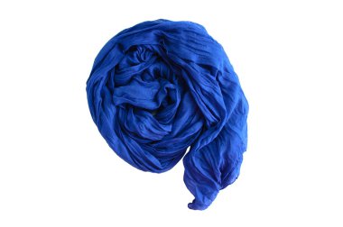 Mavi pamuk eşarp haddelenmiş. Beyaz izole çekim.