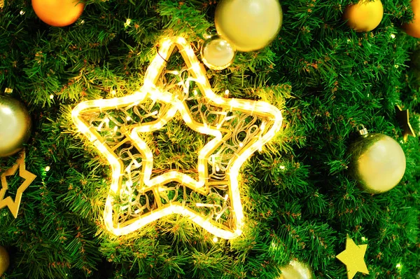 Świąteczna Ozdoba Świetlistej Gwiazdy Choince Zbliżenie — Zdjęcie stockowe