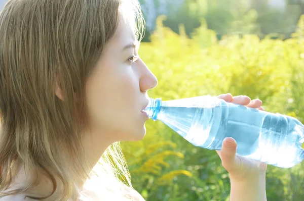 Rapariga Bebe Água Uma Garrafa Plástico Verão Livre Dia Ensolarado — Fotografia de Stock