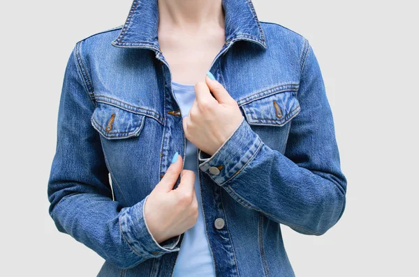 Ragazza Caucasica Una Giacca Denim Blu Primo Piano Uno Sfondo — Foto Stock