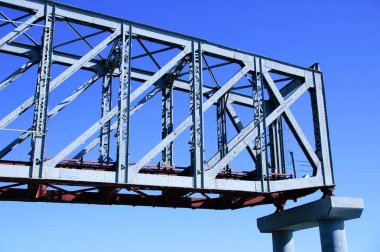 Demiryolu köprüsünün bir parçası beton destek. Mavi gökyüzüne karşı mutlu.