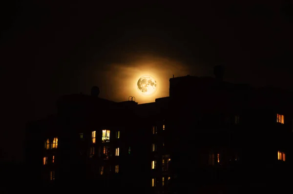 Lune Dessus Immeuble Résidentiel Nuit Dans Ville Paysage Urbain — Photo