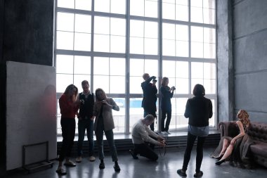 Rusya 01-28-2019. Master sınıfındaki bir fotoğraf stüdyosundaki insanlar örnek bir kız..