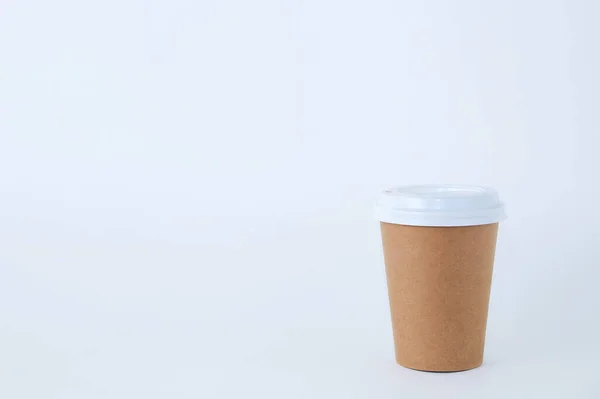 Papieren Bruine Kop Koffie Close Een Witte Achtergrond — Stockfoto
