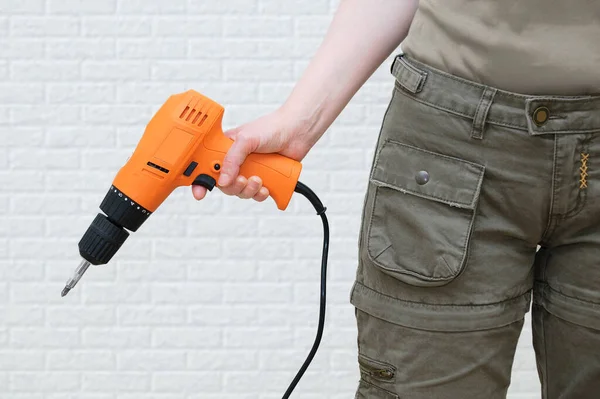 Mujer Con Ropa Protectora Con Taladro Eléctrico Naranja Las Manos — Foto de Stock