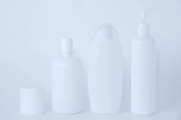 Garrafas Plástico Branco Com Cosméticos Fundo Branco — Fotografia de Stock