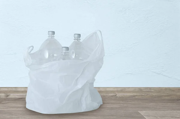 Bolsa Plástico Blanco Con Basura Botellas Plástico Suelo Habitación — Foto de Stock