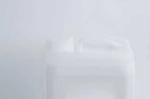 Closeup Lata Plástico Branco Sobre Fundo Branco — Fotografia de Stock
