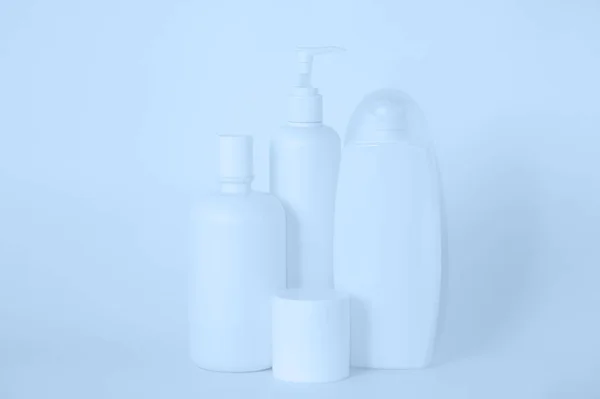 Белые Пластиковые Бутылки Косметикой Белом Фоне Натюрморт — стоковое фото