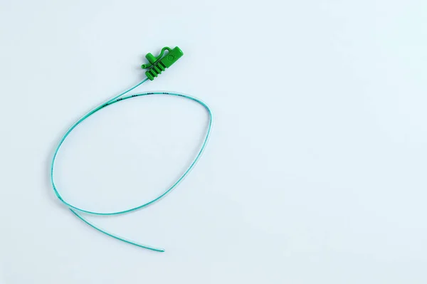 Beyaz arka planda ürolojik kateter var. Yukarıdan görüntüle.