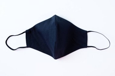 Beyaz arka planda tekrar kullanılabilen koruyucu siyah pamuk maske. Yukarıdan görüntüle.