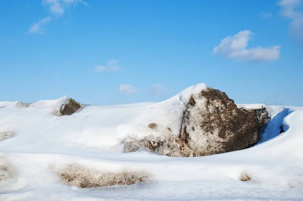 Derretimiento Bloques Nieve Contra Cielo Azul Por Tarde Paisaje Invierno —  Fotos de Stock