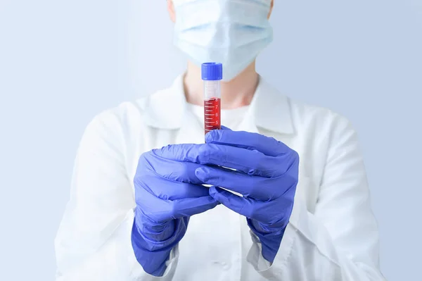 Laboratuvar doktoru beyaz arka planda elinde bir test tübü kan tahlili ile.