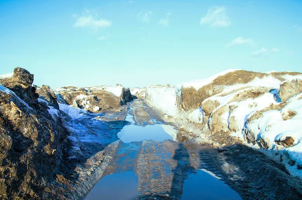 Derretimiento Nieve Paisaje Primaveral Con Ventisqueros Charcos Carretera Norte —  Fotos de Stock