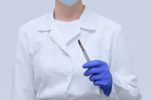 Blanke Chirurg Met Medisch Masker Met Een Wegwerp Plastic Scalpel — Stockfoto