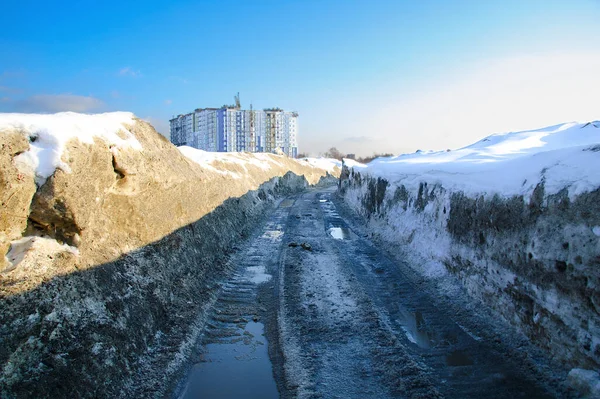 Paisaje Primaveral Con Ventisqueros Charcos Carretera Norte Construcción Edificio Residencial —  Fotos de Stock