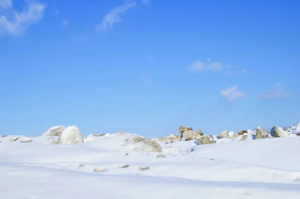 Paisaje Invernal Las Montañas Nieve Contra Cielo Azul Por Tarde —  Fotos de Stock