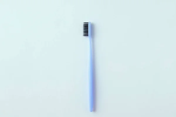 Blauwe Tandenborstel Met Zwarte Borstels Een Witte Achtergrond — Stockfoto