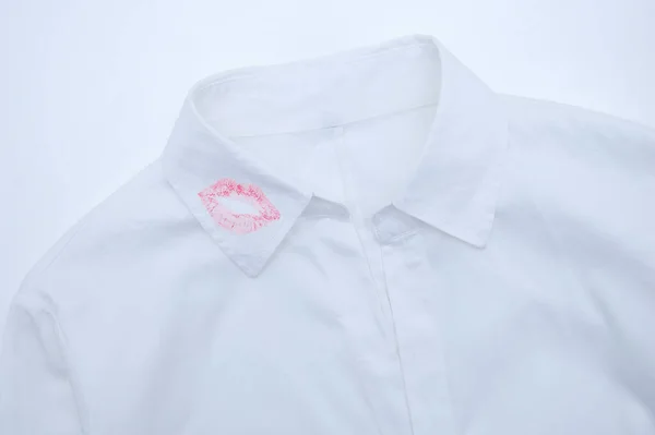 Camisa Branca Para Homens Com Estampa Batom Rosa Gola — Fotografia de Stock